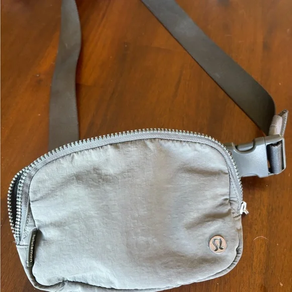 Lululemon Everywhere Belt Bag in Army Green - Picture 1 of 4